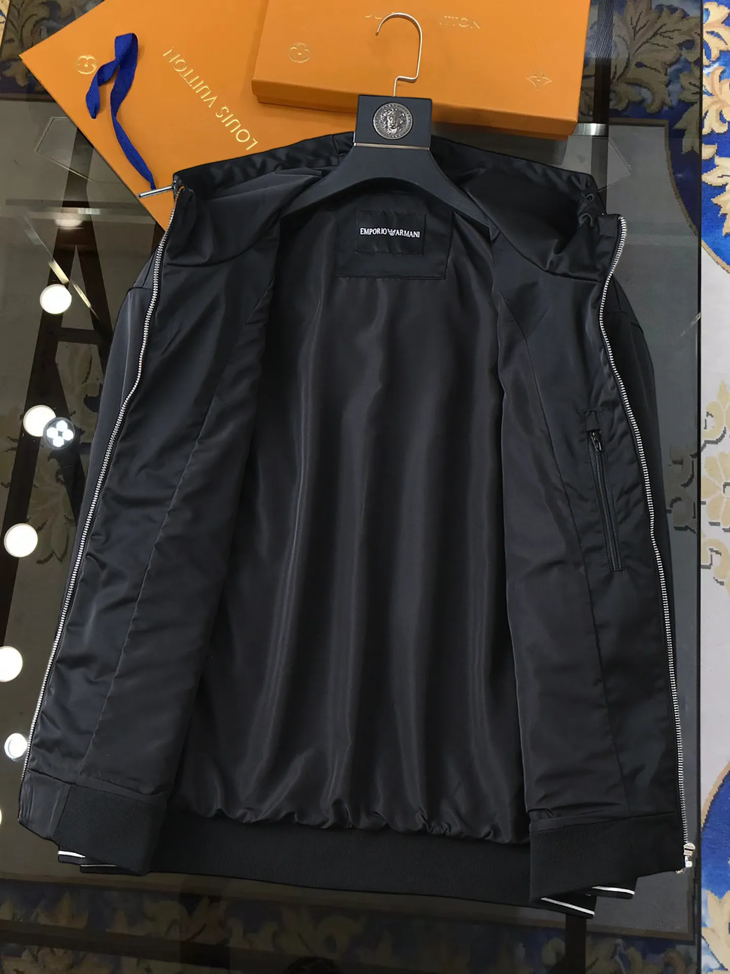 Armani official website Same Style, complete with three labels, on sale in advance. 2026 Autumn and Winter New Arrival men's jacket, Original with complete three labels, Premium version. Custom-made fabrics at the counter. Breathable, high comfort, impeccable details, brand element design concept, reflecting high quality. It feels delicate and soft, presents a casual cut, and has a great upper body shape. Sizes: M～3XL,